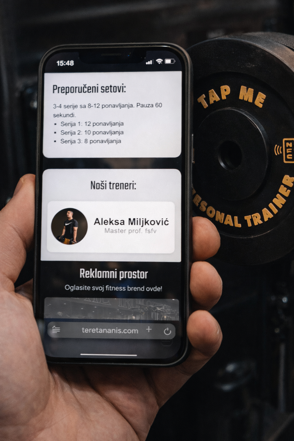 Vežbač gleda video uputstvo